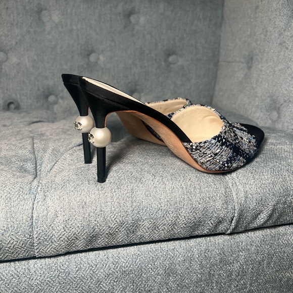 CHANEL Black/Blue Tweed & Grosgrain pointed toe CC Pearl heel Mule - Picture 4 of 14